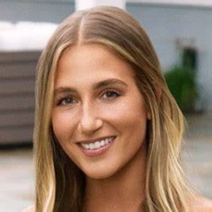 How Tall Is Amanda Batula? Net Worth, Wedding, Height, Weight Loss & Facts